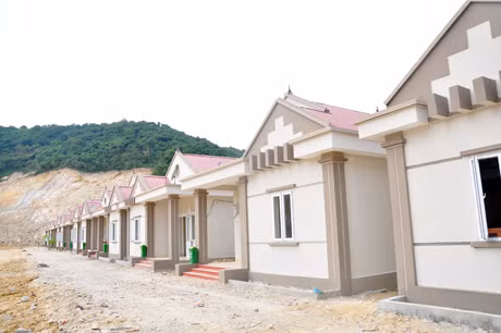 17 căn nhà được xây dựng khang trang, đẹp đầy đủ tiện nghi đã được bàn giao cho các hộ dân.