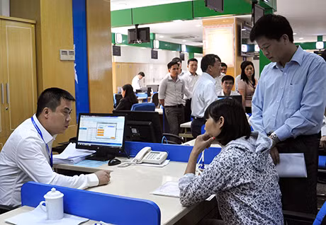 Giải quyết thủ tục hành chính tại Trung tâm hành chính công tỉnh.