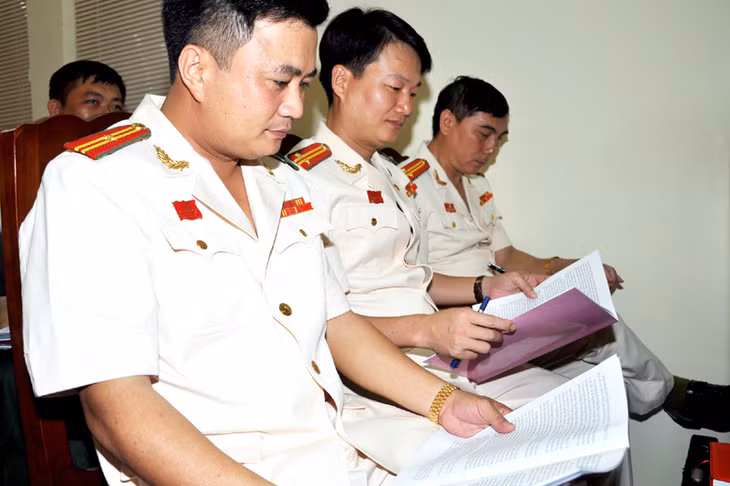 Đại biểu nghiên cứu văn kiện Đại hội.