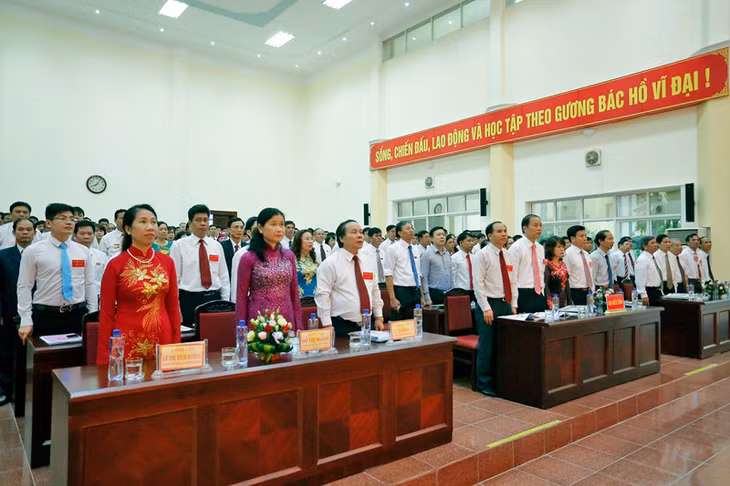 Các đại biểu làm lễ chào cờ