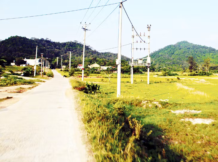 Bên những con đường bê tông liên xã là những đường điện cao áp, những trạm hạ áp đưa điện đến các khu dân cư.