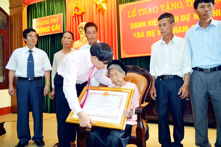 Thừa uỷ quyền của Chủ tịch nước, đồng chí Nguyễn Xuân Ký, Bí thư Thành uỷ Móng Cái trao Bằng chứng nhận danh hiệu “Bà Mẹ Việt Nam anh hùng” cho mẹ Lâm Thị Tám (xã Hải Xuân).