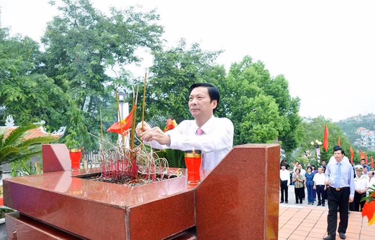 Đồng chí Nguyễn Văn Đọc, Bí thư Tỉnh uỷ, Chủ tịch HĐND tỉnh dâng hương tưởng niệm các anh hùng liệt sĩ.