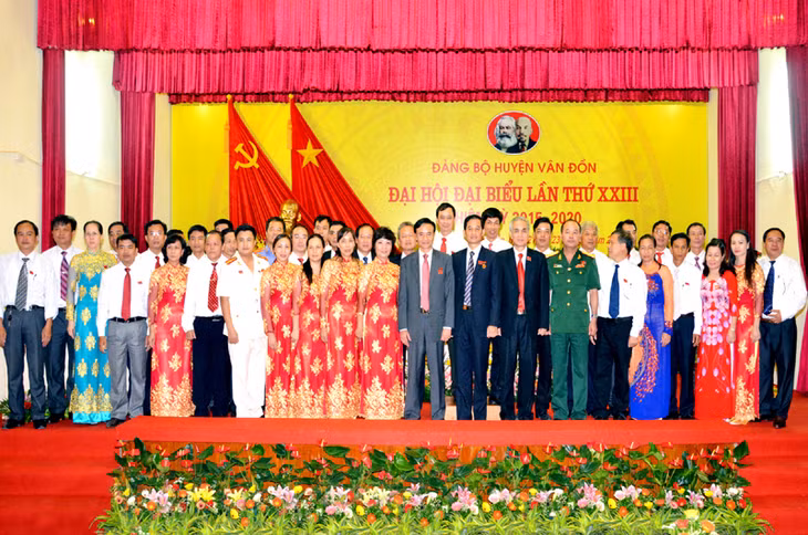 Các đồng chí trong BCH Đảng bộ huyện Vân Đồn khóa mới ra mắt Đại hội.
