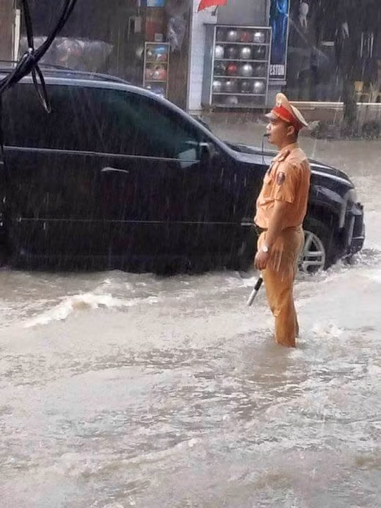 Lực lượng CSGT phải ngâm mình trong mưa điều tiết giao thông, đẩy xe giúp dân