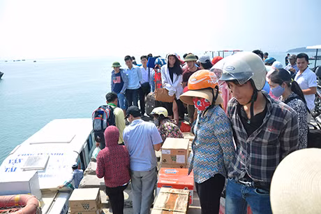 Khách hàng chen lấn để được xuống tàu.
