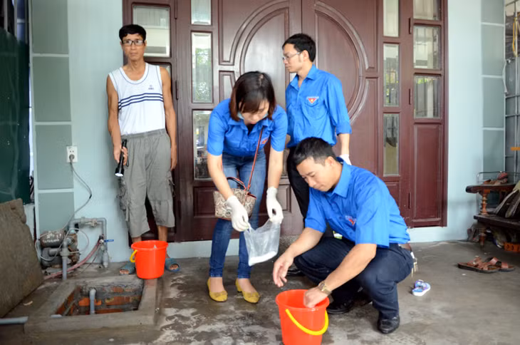 Đoàn TN Sở Y tế giúp nhân dân khắc phục hậu quả mưa lũ ảnh 3