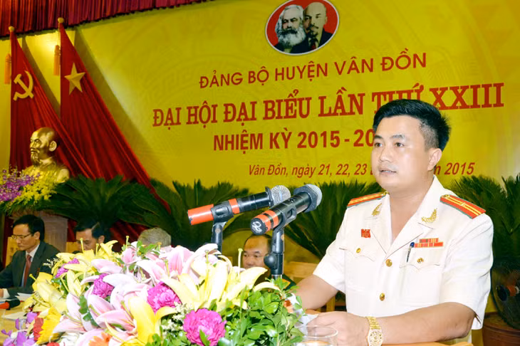 Đại biểu tham gia ý kiến vào dự thảo văn kiện của trung ương, văn kiện của huyện.