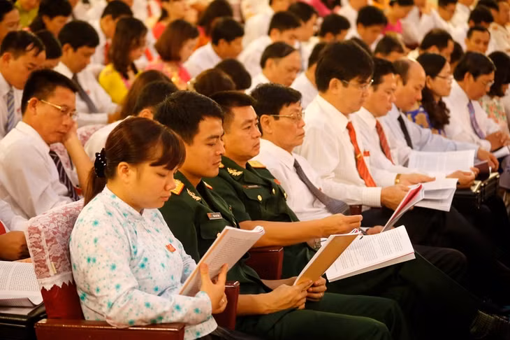 Đại biểu nghiên cứu tài liệu Đại hội.