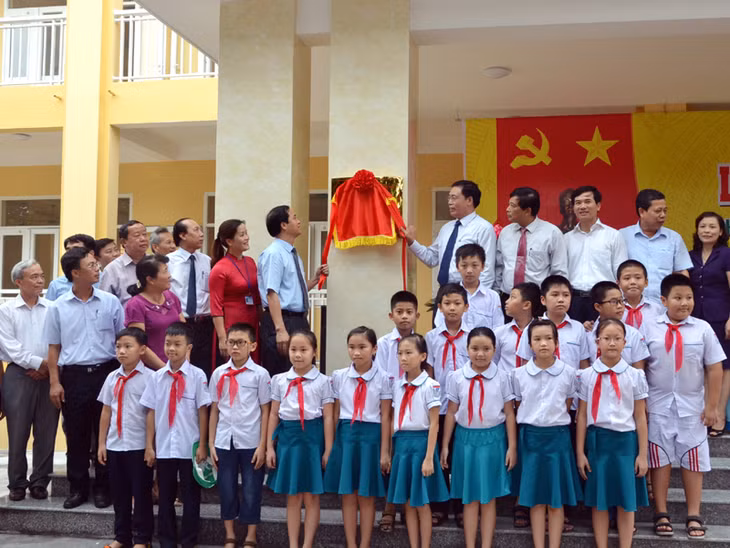 Các đại biểu gắn biển cho công trình Trường Tiểu học Cẩm Trung.