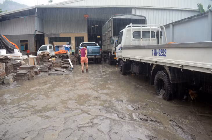Bùn đất lấp đầy nhà xưởng của người dân khu 2b phường Hà Phong
