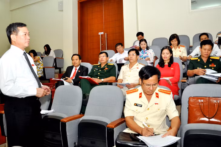 Đại biểu sôi nổi thảo luận, tham gia ý kiến vào các văn kiện khi thảo luận tại tổ.