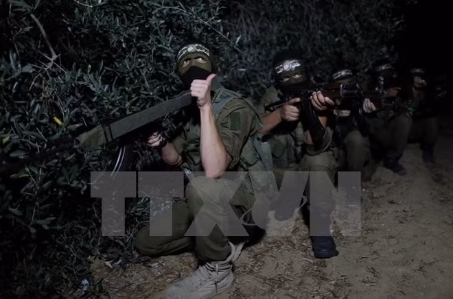 Các thành viên Lữ đoàn al-Qassam, một cánh vũ trang của phong trào Hamas tham gia huấn luyện tại Dải Gaza ngày 3/7. (Nguồn: THX/TTXVN)