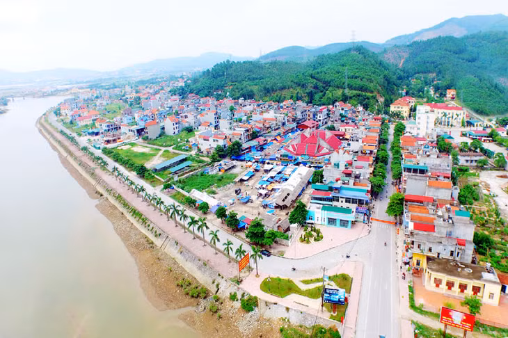 Khu đô thị Tây cầu Trới sầm uất, nhộn nhịp với nhiều ngôi nhà cao tầng san sát.