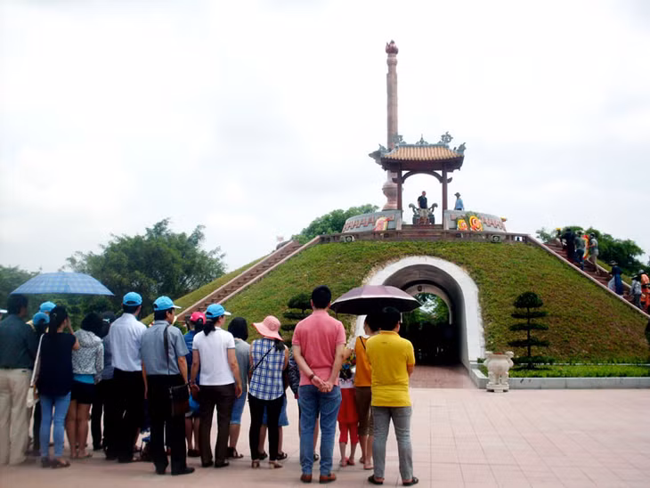 Du khách tham quan Thành Cổ Quảng Trị.