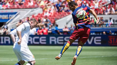 Tình huống Adriano (phải) lơ là để Rooney đánh đầu mở tỷ số