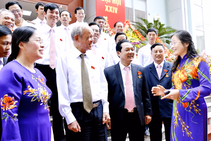 Đồng chí Đỗ Thị Hoàng, Phó Bí thư Thường trực Tỉnh ủy, Trưởng đoàn ĐBQH tỉnh trò chuyện cùng đại biểu tham dự Đại hội.