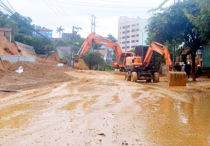 Sáng 29-7, TP Hạ Long đã huy động các lực lượng xử lý sạt lở trên đường Hậu Cần, phường Bãi Cháy (TP Hạ Long) và đến 13 giờ cùng ngày đã thông tuyến. Ảnh: Tạ Quân