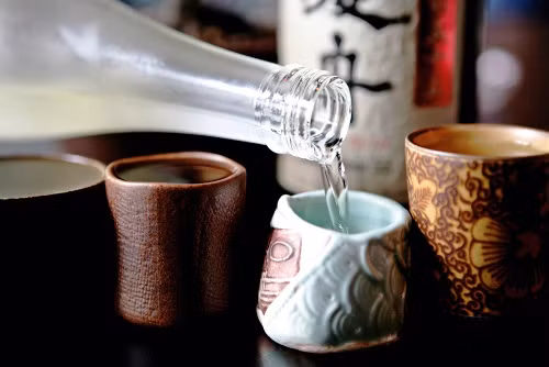 Khi ăn uống ở Nhật, bạn không nên tự rót đồ uống cho mình. Ảnh: winetimes.