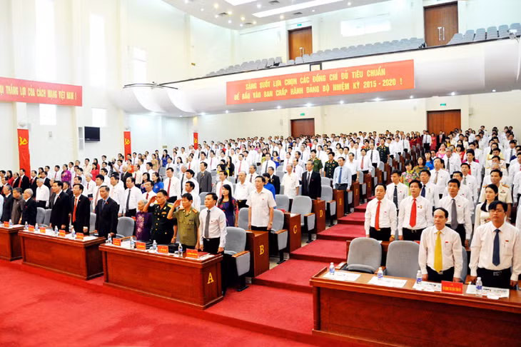 Đại biểu chào cờ tại Đại hội