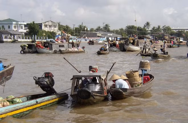 Cần Thơ, một trong những thành phố lớn của Việt Nam, là trung tâm của mạng lưới sông rạch ở đồng bằng sông Cửu Long. Tổng chiều dài giao thông đường thuỷ của thành phố đạt hơn 1.000 km. Ngoài mạng lưới rộng lớn của các kênh rạch, chợ nổi là điểm thu hút du lịch chính của thành phố Cần Thơ, trong đó phải kể đến chợ nổi Cái Răng. Các thuyền buôn dưới sông cung cấp cho bạn các loại hàng hóa. Tham gia tour du lịch trên chợ nổi là cách tuyệt vời để trải nghiệm miền sông nước và khám phá đời sống văn hoá địa phương nơi đây
