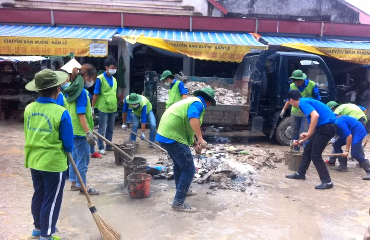 ĐVTN huyện Hoành Bồ phối hợp với đội Thanh niên tình nguyện trường Đại học Khoa học Tự nhiên dọn dẹp vệ sinh khu vực chợ Trới.