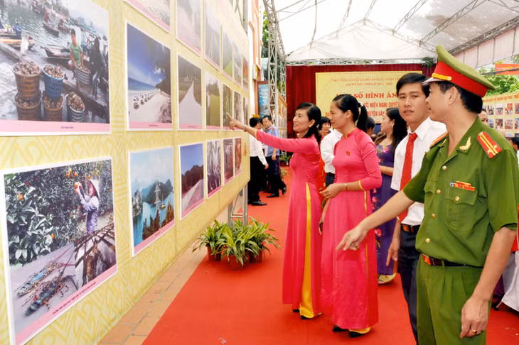 Đại biểu dự Đại hội xem hình ảnh thành tựu nổi bật huyện Vân Đồn nhiệm kỳ vừa qua.