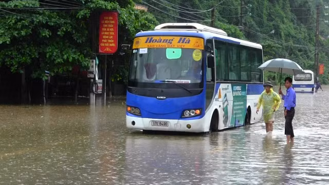 Nhà nhiều hộ dân trên địa bàn thành phố Cẩm Phả vẫn còn bị ngập nước