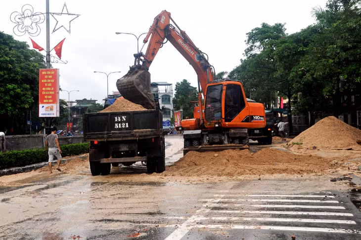 Ngành giao thông huy động tối đa lực lượng, tổ chức thu dọn đất cát.