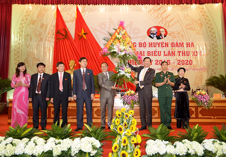 Đồng chí Nguyễn Văn Đọc tăng hoa chúc mừng Đại hội.