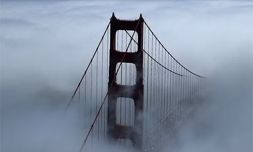  Tháp phía bắc của cây cầu Cổng Vàng danh tiếng ở thành phố San Francisco, California ẩn hiện dưới lớp sương mù dày đặc. 