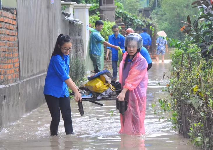 ĐVTN giúp người dân dọn dẹp đồ đạc bị hư hại sau mưa lụt tại phường Hà Tu.