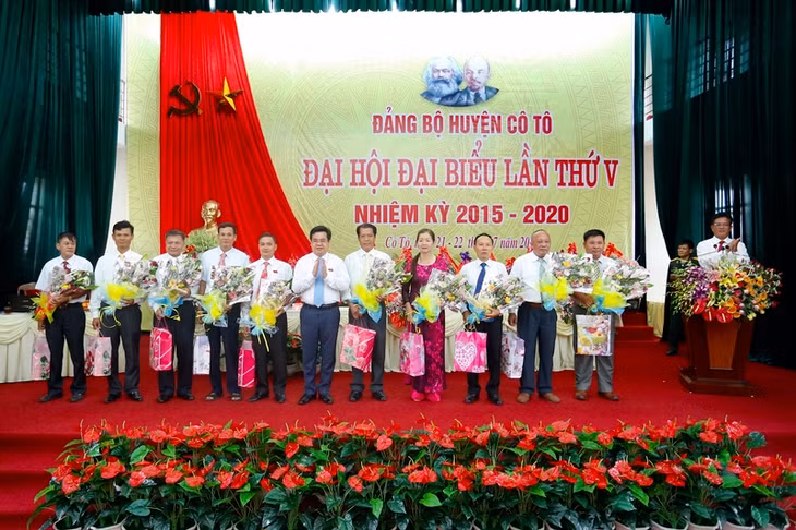  Chia tay các đồng chí Huyện ủy viên nhiệm kỳ 2010-2015 không tái cử.