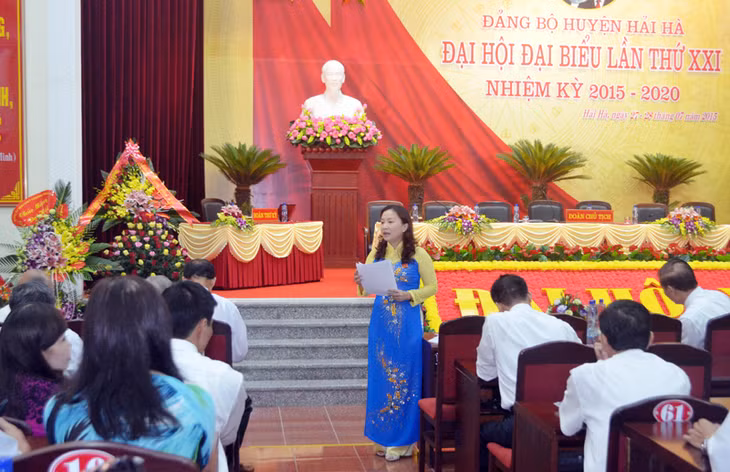 Đại biểu thảo luận tại tổ thảo luận số 1
