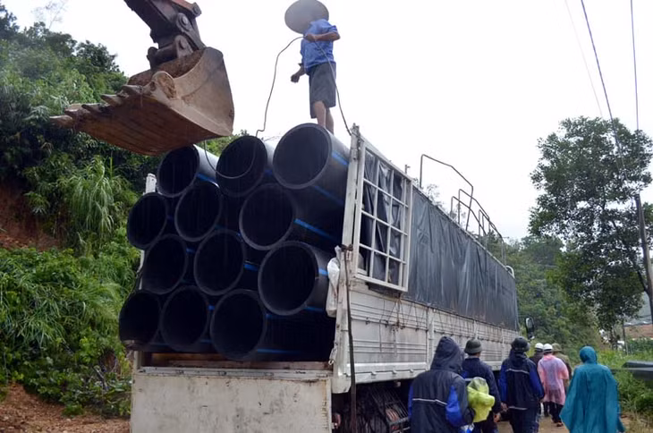 Được cẩu xuống các điểm lắp đặt