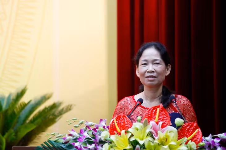 ồng chí Lê Thị Thoa, Phó Bí thư Thường trực Huyện uỷ trình bày Báo cáo kiểm điểm của BCH tại đại hội
