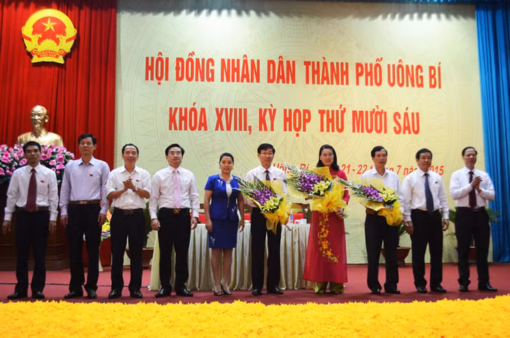 HĐND thành phố Uông Bí tặng hoa cho các đồng chí lãnh đạo chủ chốt HĐND thành phố nghỉ công tác