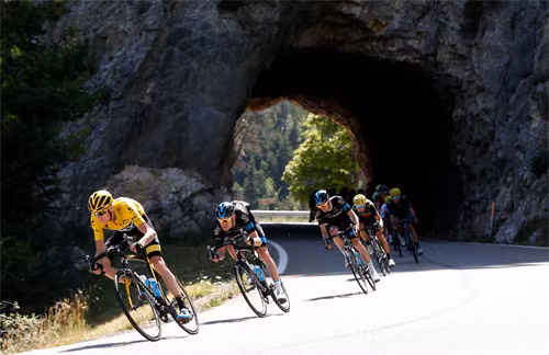 Luôn có nhiều góc khuất phía sau những cuộc đua ở Tour de France. Ảnh: Reuters.