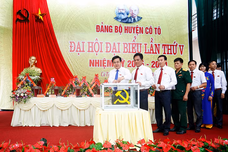Các đại biểu bỏ phiếu tại Đại hội.
