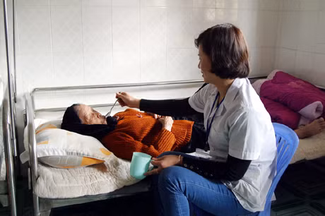 Cán bộ Trung tâm Bảo trợ xã hội tỉnh chăm sóc người cao tuổi neo đơn tại Trung tâm.