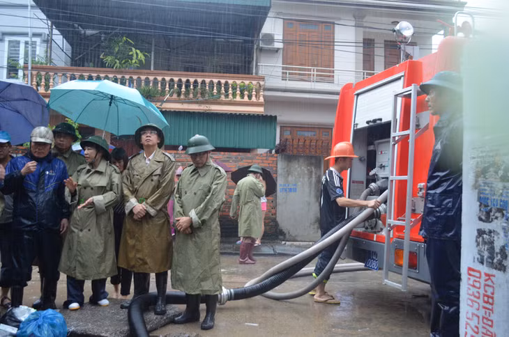 Đồng chí Vũ Thị Thu Thủy, Phó Chủ tịch UBND tỉnh chỉ đạo lực lượng chức năng hút thoát nước và di dân tại tổ 10, khu 1, phường Hà Tu