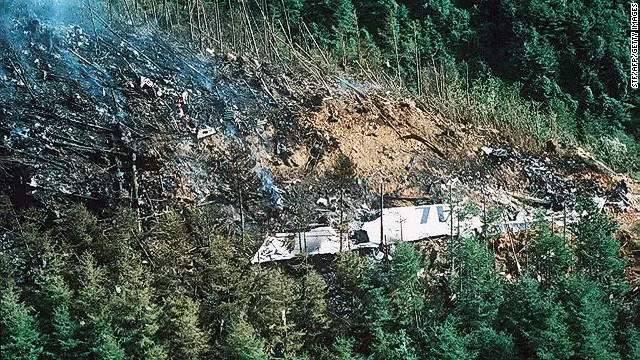 Hiện trường vụ tai nạn máy bay của hãng Japan Airlines năm 1985. (Nguồn: CNN)
