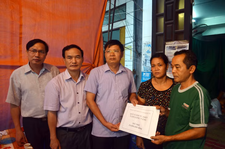 Đại diện Tổng LĐLĐ Việt Nam trao tặng Quỹ tấm lòng lao động 