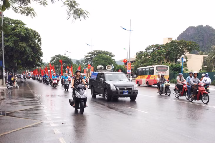 Các đoàn viên thanh niên xuống đường tổ chức diễu hành tuyên truyền, cổ động ứng phó biến đổi khí hậu năm 2015