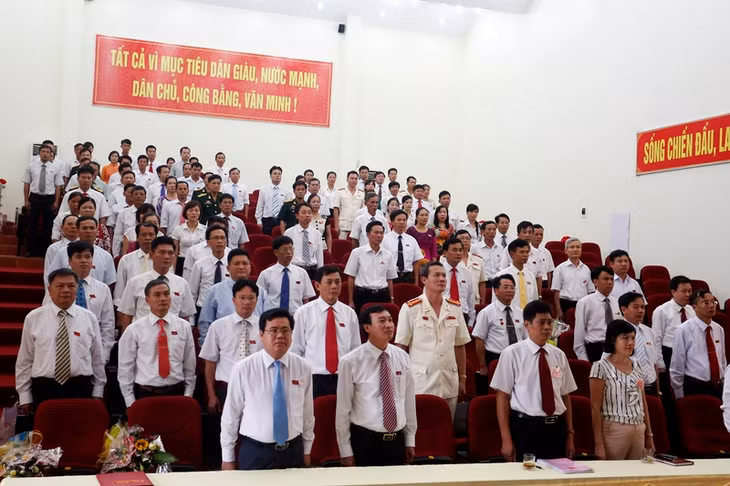 Các đại biểu làm lễ chào cờ bế mạc Đại hội.