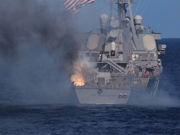 Tàu khu trục USS The Sullivans bị hư hại sau vụ phóng tên lửa. (Nguồn: usni.org)