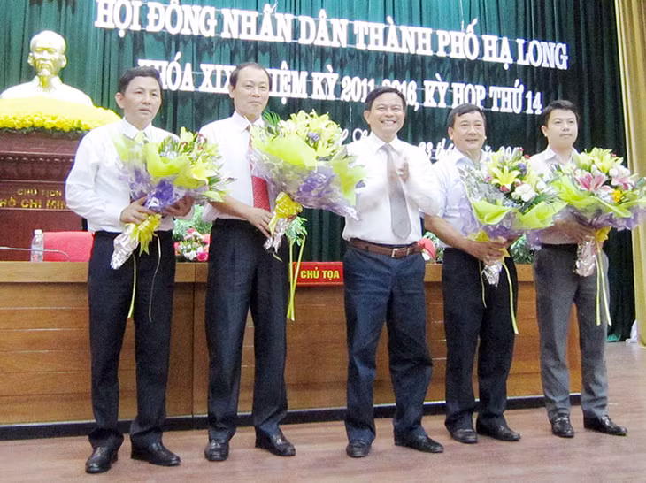  bầu kiện toàn một số chức danh Thường trực HĐND và UBND thành phố. 