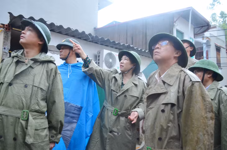 Đồng chí Vũ Thị Thu Thủy, Phó Chủ tịch UBND tỉnh chỉ đạo cứu hộ 2 nạn nhân bị vùi lấp do nhà sập tại tổ 2 Khu 5 phường Bãi Cháy