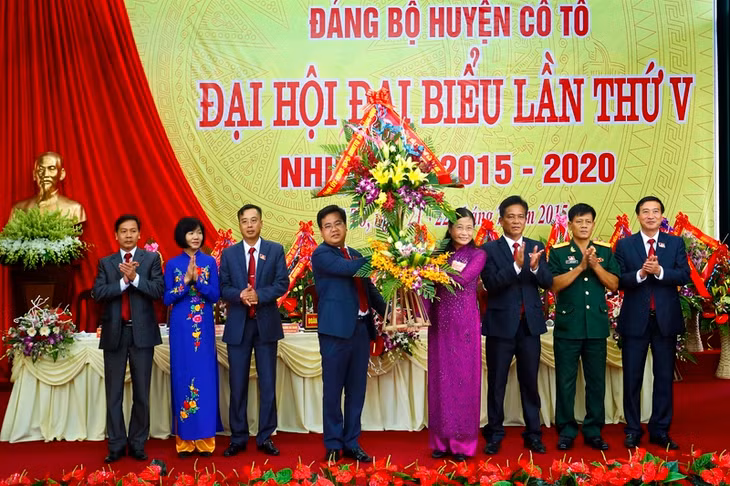 Đồng chí Đỗ Thị Hoàng, Phó bí thư thường trực Tỉnh ủy, Trưởng đoàn Đại biểu Quốc hội tỉnh, tặng hoa, chúc mừng Đại hội.