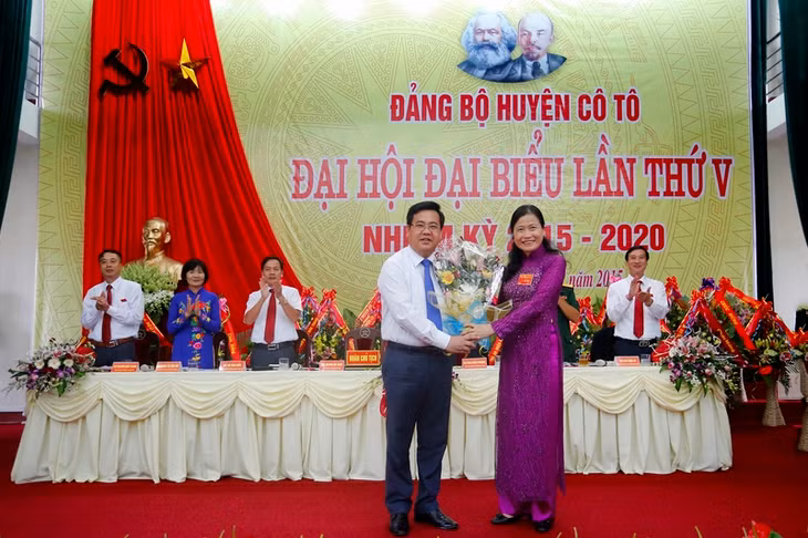 Đồng chí Đỗ Thị Hoàng, Phó Bí thư Thường trực Tỉnh ủy, Trưởng Đoàn ĐBQH tỉnh tặng hoa chúc mừng đồng chí Hoàng Bá Nam.